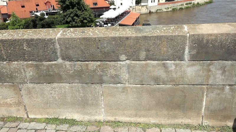 Restaurátor dokončil odstraňování graffiti z Karlova mostu, stopy po nápisech zůstaly